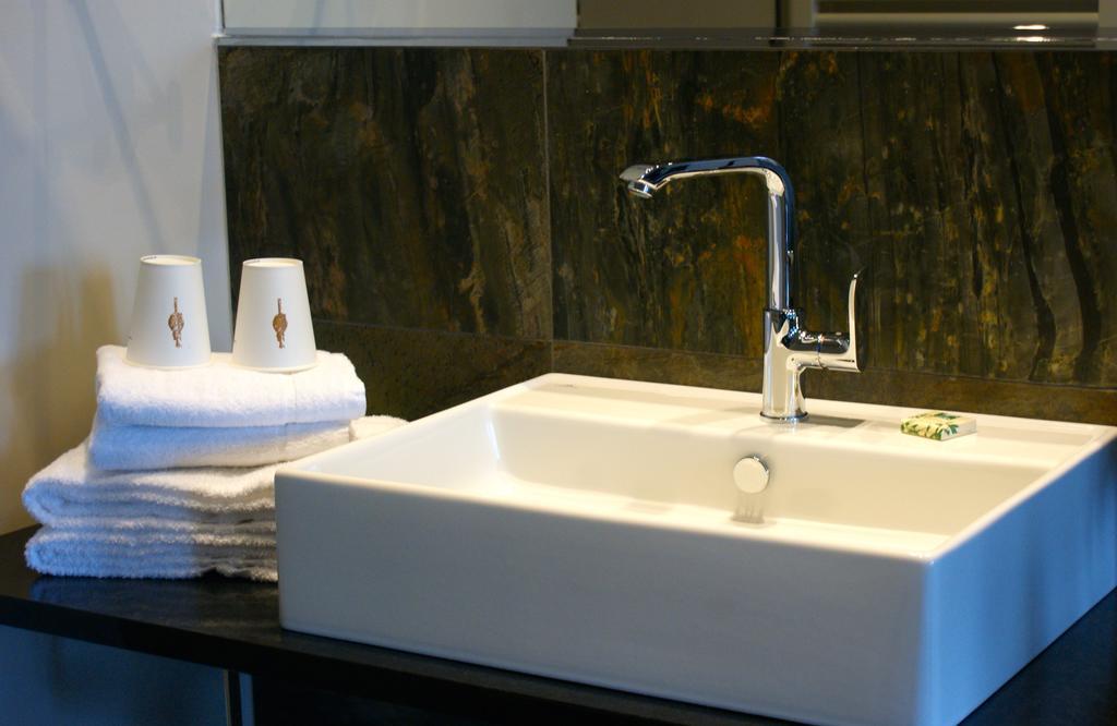 Emmerich Hotel Goerlitz Szoba fotó A modern lavatory